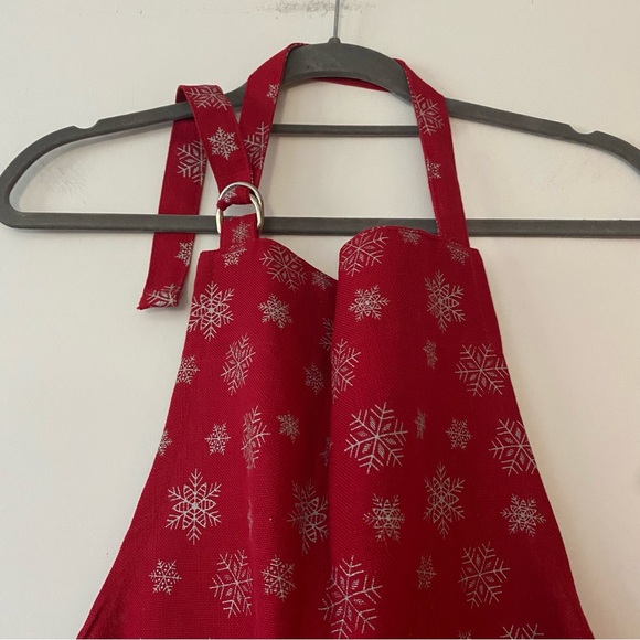 NWOT Silver Snowflake Red Kitchen Apron - Picture 9 of 10